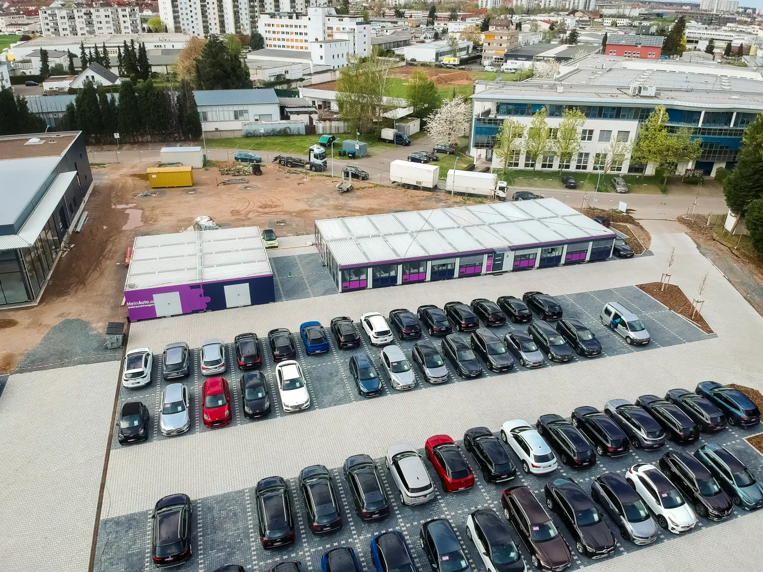 IPE GmbH Autohaus in Dietzenbach Parkplatz